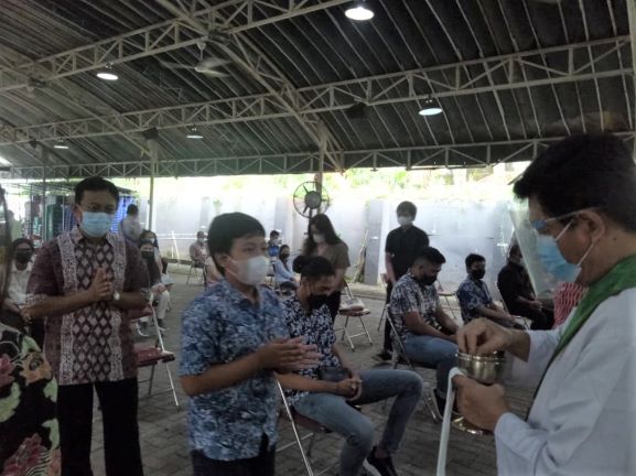 susana Misa tenda bawah